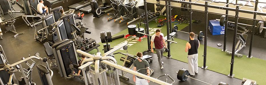 The expansive weight and cardio workout room at the 里希特中心.